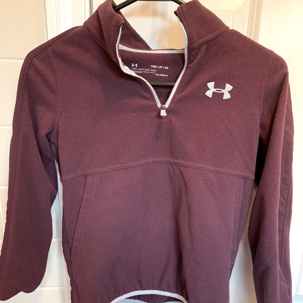 Boys under Armour pull over